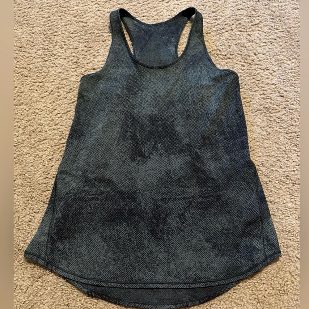 Like New Lululemon Essentials Pleated Tank Top Size 8 - Picture 4 of 6